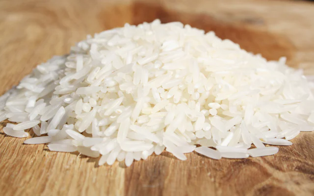 Cooked rice on a wooden board